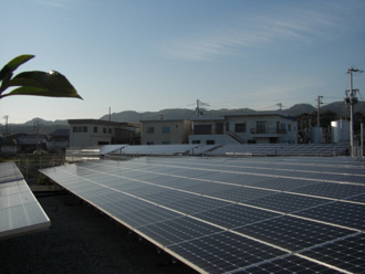 （淡路市土器屋発電所 太陽光パネル写真）